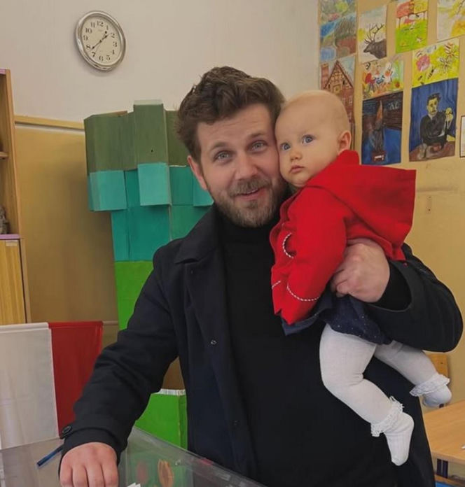 Antoni Królikowski bawi się z córką na śniegu