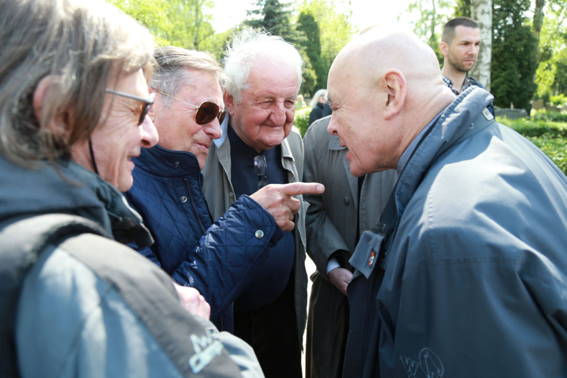 Parówki i papierosy zamiast księdza 