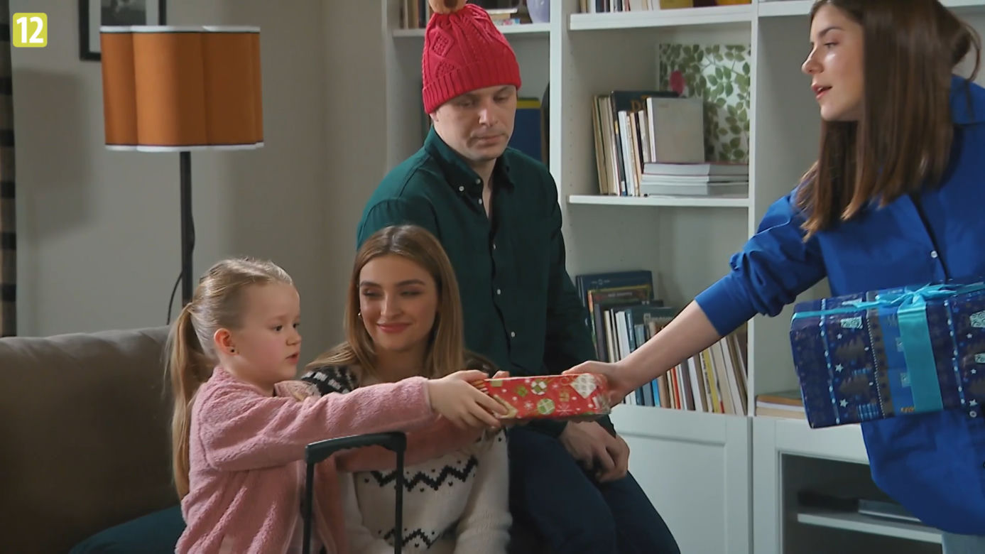 Barwy szczęścia, odc. 2638: Agata (Natalia Zambrzycka), Klara (Olga Jankowska), Hubert (Marek Molak), Marysia (Nina Szumowska)