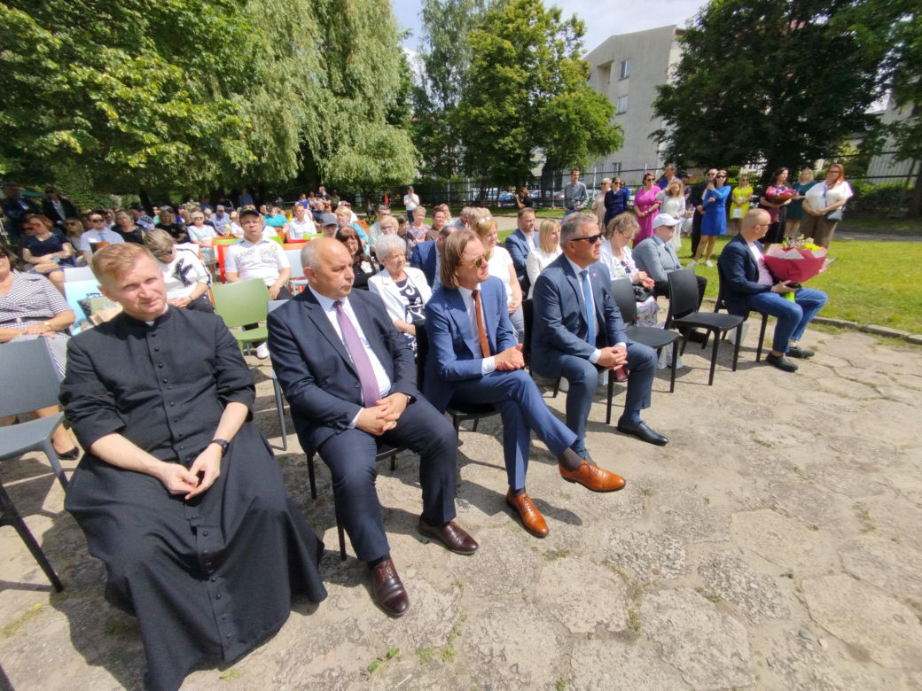 Przez lata ŚDS w Siedlcach działał w dwóch lokalizacjach, teraz już oficjalnie funkcjonuje w jednym miejscu, w budynkach dostosowanych do potrzeb osób z niepełnosprawnościami. 