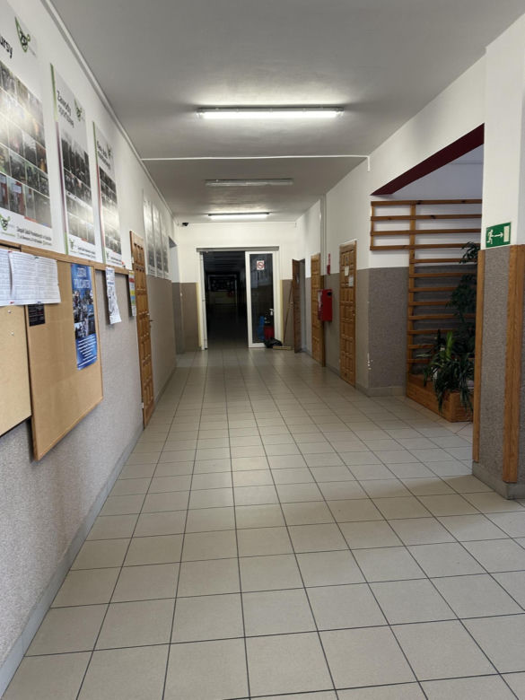Zmyli ślady krwi po makabrze w szkole. Uczniowie zostali zwolnieni z lekcji