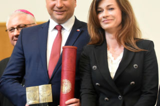 Przemysław Czarnek był królem parkietu we włoskim hotelu. Tam poznał piękną małżonkę [ZDJĘCIA]