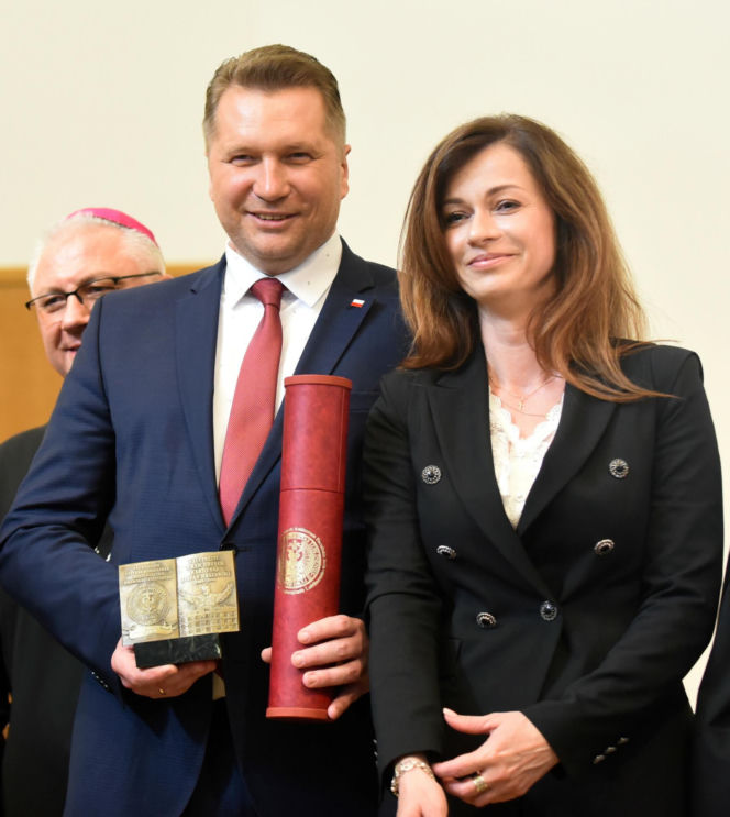 Przemysław Czarnek był królem parkietu we włoskim hotelu. Tam poznał piękną małżonkę [ZDJĘCIA]