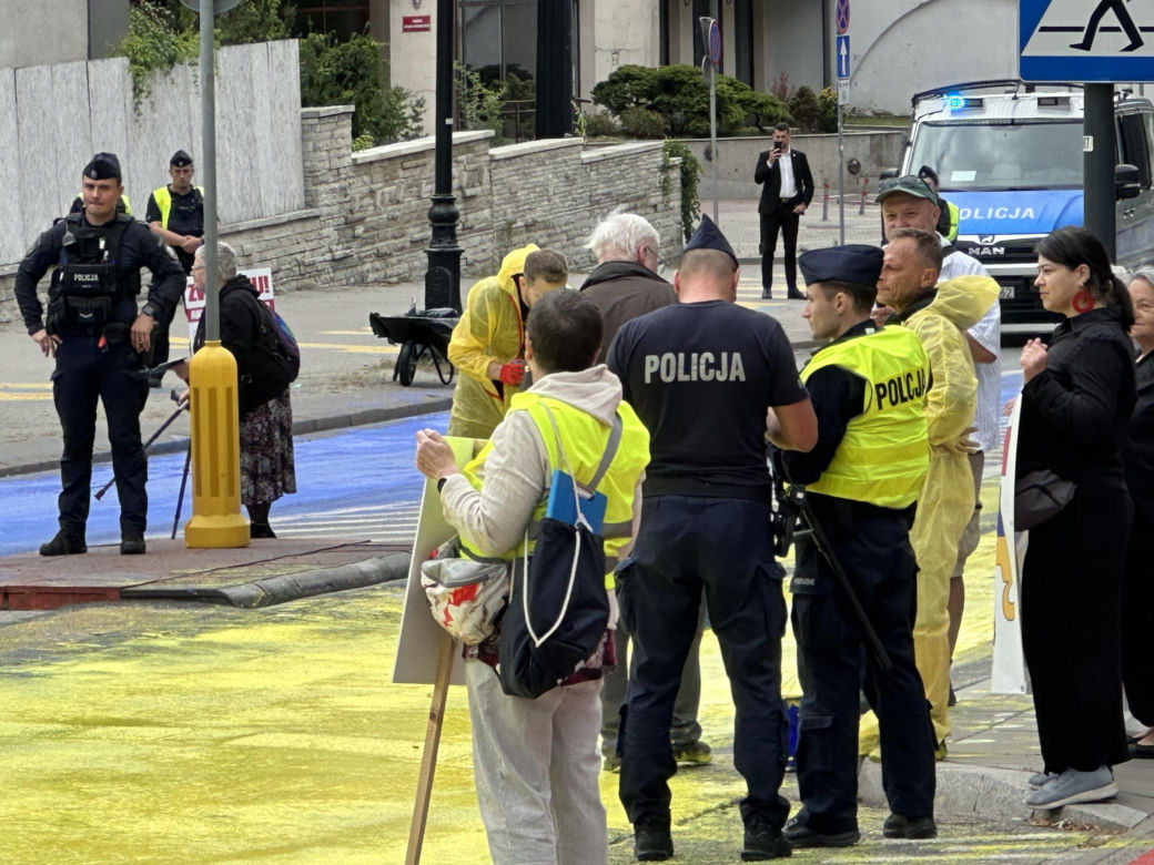 Żółto-niebieska niespodzianka dla rosyjskich dyplomatów. Barwy Ukrainy na asfalcie przed ambasadą Rosji