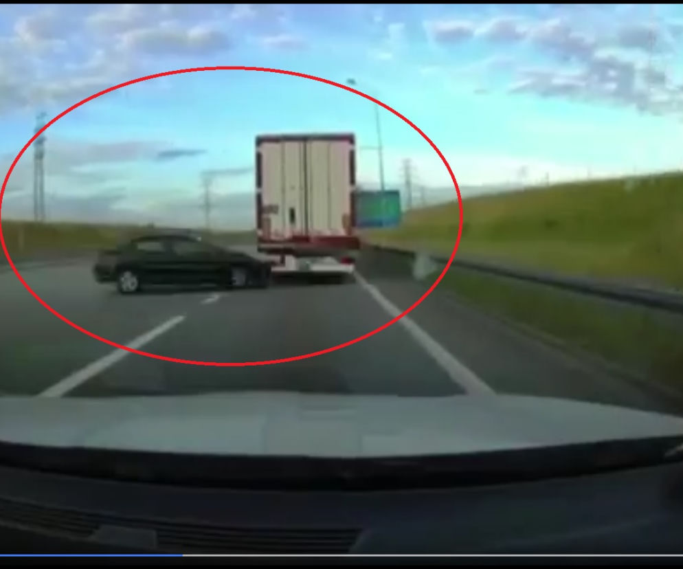 Śmiertelny wypadek na autostradzie A1. 27-letni kierowca wjechał wprost pod TIR-a. Pojawiło się nagranie [WIDEO]