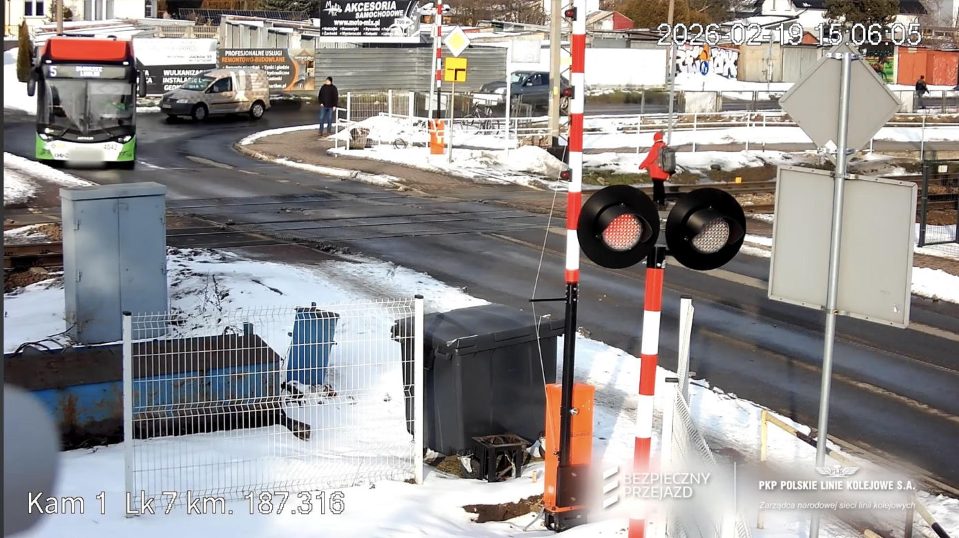 Autobus utknął na przejeździe kolejowym