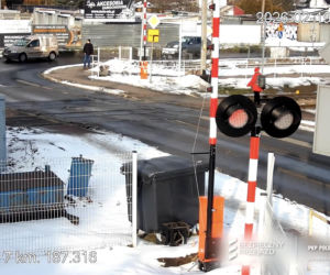 Autobus utknął na przejeździe kolejowym