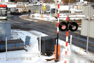Autobus utknął na przejeździe kolejowym