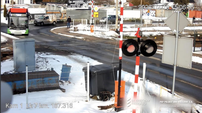 Autobus utknął na przejeździe kolejowym