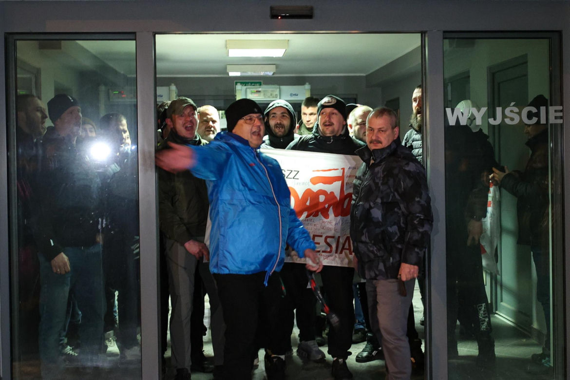 Górnicy opuszczają Kopalnię Węgla Kamiennego Silesia w Czechowicach-Dziedzicach
