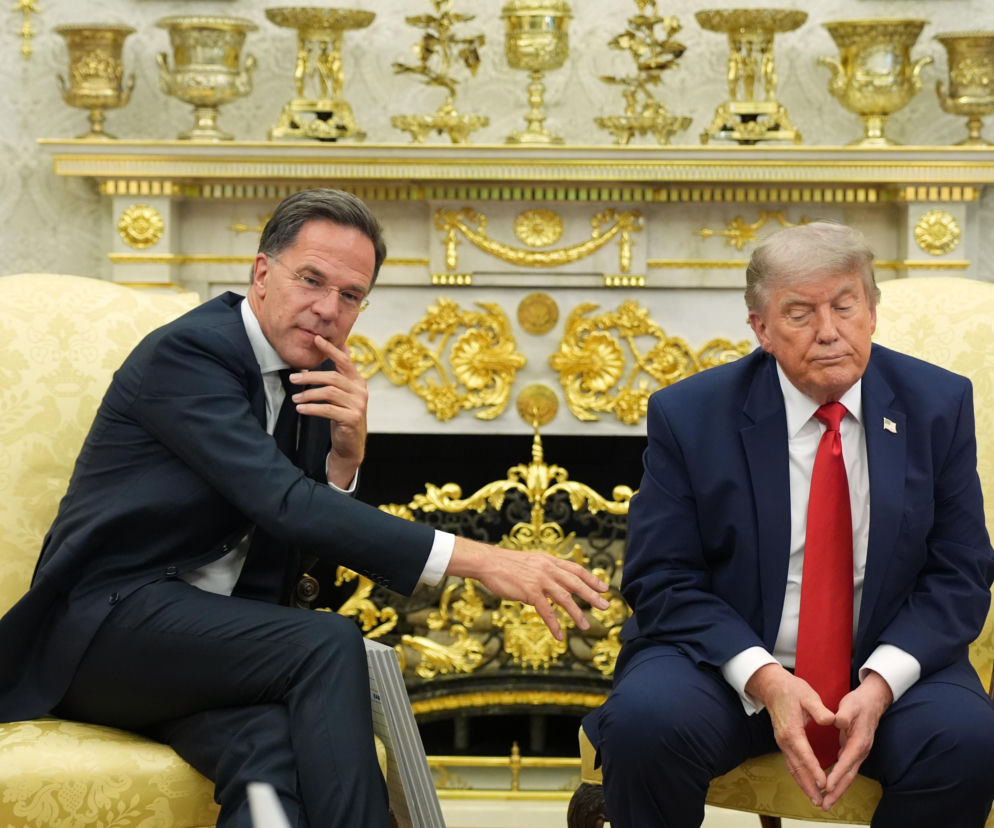 Mark Rutte i Donald Trump siedzą w ozdobnym, pałacowym pomieszczeniu. Rutte, ubrany w garnitur, gestykuluje dłonią. Trump ma czerwony krawat i zamknięte oczy. Zdjęcie ilustruje dyskusję o przyszłości NATO i roli Europy w obronności, o której przeczytasz na naszym portalu.