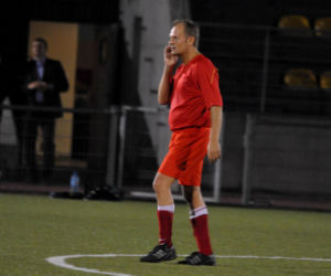 Donald Tusk gra w piłkę