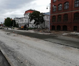 70 dni upłynęło od momentu rozpoczęcia przebudowy układu drogowo-torowego w rejonie pl. Rapackiego.  