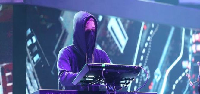 Nowe piosenki 2017 - Alan Walker odświeża hit Spectre! [VIDEO] 