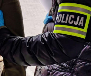 Funkcjonariuszka Służby Więziennej zatrzymana podczas ustawki kiboli na S8. Co jej grozi?