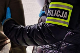 Funkcjonariuszka Służby Więziennej zatrzymana podczas ustawki kiboli na S8. Co jej grozi?