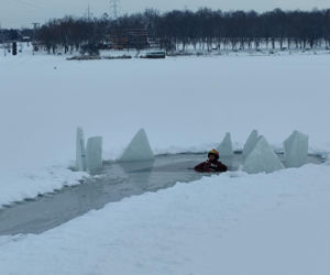 Jak uratować człowieka, gdy załamie się pod nim lód? Strażacy ćwiczyli różne scenariusze