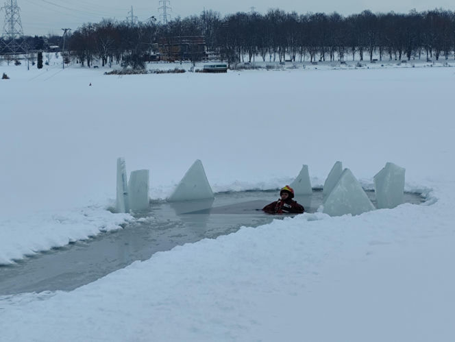 Jak uratować człowieka, gdy załamie się pod nim lód? Strażacy ćwiczyli różne scenariusze