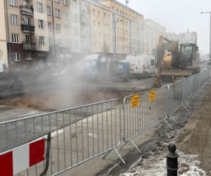 Pęknięta rura paraliżuje Wolę. Górczewska zamknięta na tydzień po awarii ciepłowniczej