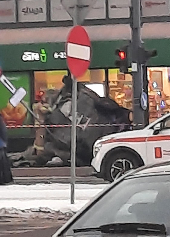 Śmigłowiec ratunkowy na placu Szembeka! Zderzenie samochodów, jeden z nich uderzył w kobietę i dziecko
