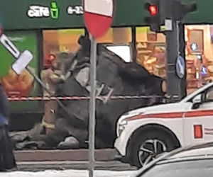 Śmigłowiec ratunkowy na placu Szembeka! Zderzenie samochodów, jeden z nich uderzył w kobietę i dziecko