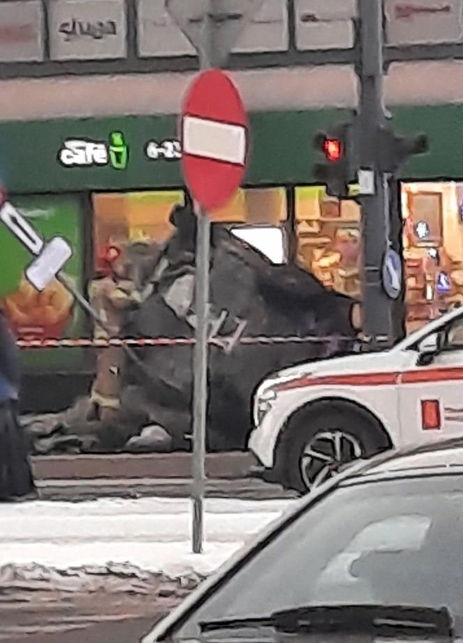Śmigłowiec ratunkowy na placu Szembeka! Zderzenie samochodów, jeden z nich uderzył w kobietę i dziecko
