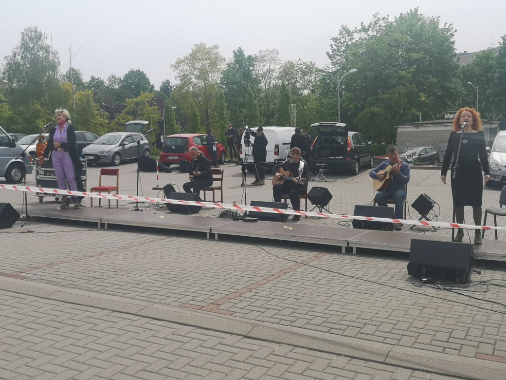 Koncert na parkingu Szpitala Dziecięcego w Olsztynie