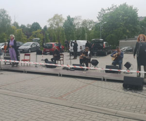 Koncert na parkingu Szpitala Dziecięcego w Olsztynie