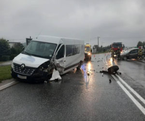 Wielogłowy. Wypadek na DK 75! Siła uderzenia urwała koło w samochodzie