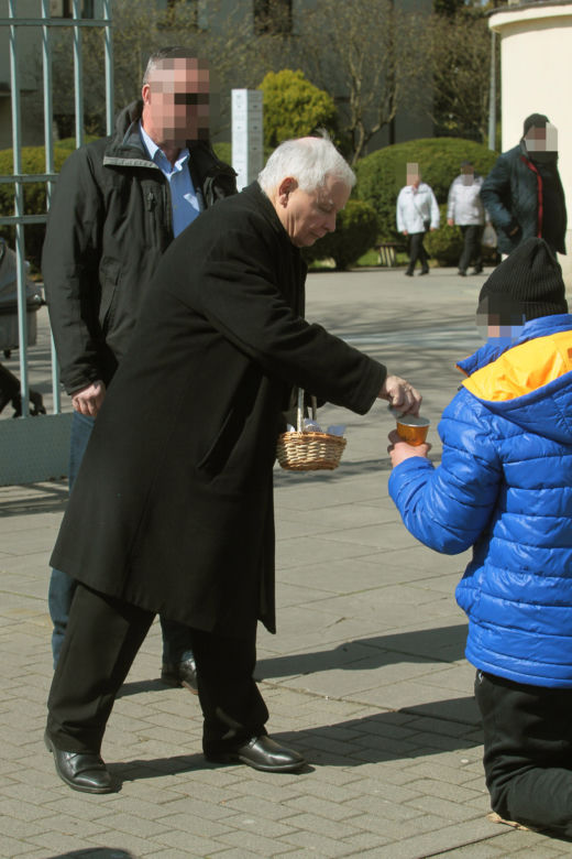 Jarosław Kaczyński ze skromnym koszyczkiem 
