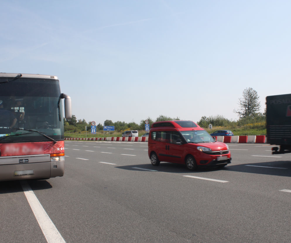 Ukraiński kierowca jechał pod prąd autostradą A4! Przewoził 43 pasażerów, w tym 19 dzieci [ZDJĘCIA]