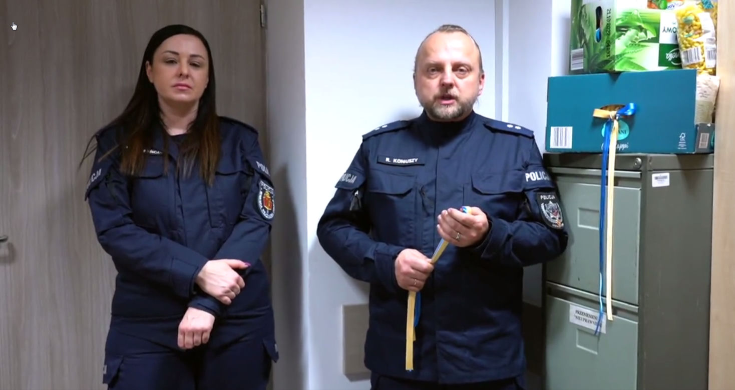 Zerwała ukraińskie wstążki, teraz przeprasza. Film ze skruszoną policjantką obiega internet