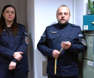 Zerwała ukraińskie wstążki, teraz przeprasza. Film ze skruszoną policjantką obiega internet