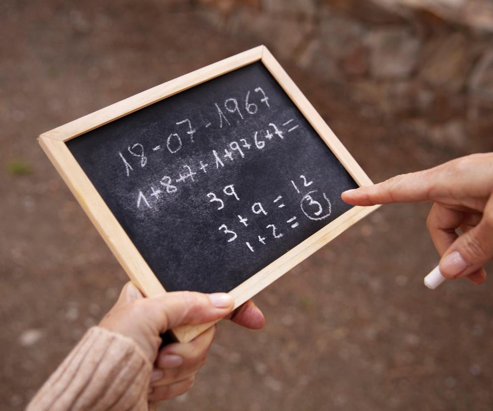 Ile to jest 4+3(3+4)-4(4)=? Tylko nieliczni obliczą w mniej niż 10 sekund