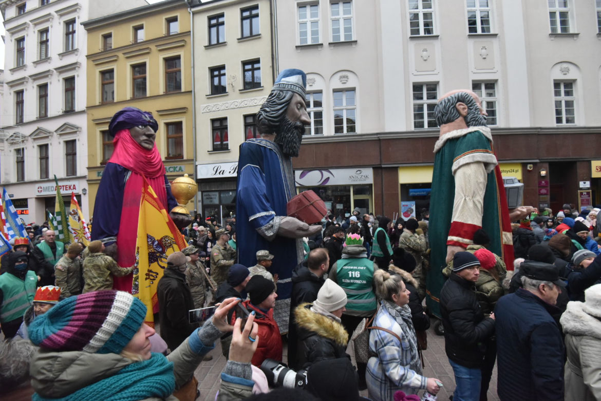 Orszak Trzech Króli 2023 w Toruniu. Efektowne figury, piękne kolory i aktywiści o dramacie uchodźców