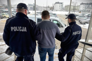 Polaki: Ukradł alkohol na stacji paliw i potrącił  ekspedientkę 