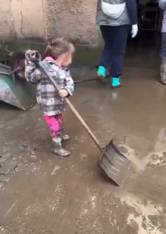 Nowe nagranie z dziewczynką z Kłodzka pojawiło się w sieci. Nie da się przejść obojętnie, ściśnie ci gardło!