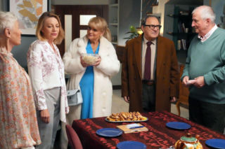 Barwy szczęścia, odc. 3359. Wanda (Maja Barełkowska), Małgorzata (Adrianna Biedrzyńska), Jerzy (Bronisław Wrocławski), Jaworski (Jacek Kałucki), Krystyna (Hanna Bieluszko)