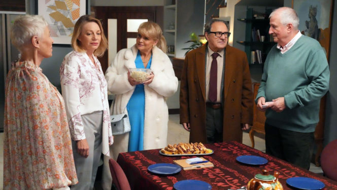 Barwy szczęścia, odc. 3359. Wanda (Maja Barełkowska), Małgorzata (Adrianna Biedrzyńska), Jerzy (Bronisław Wrocławski), Jaworski (Jacek Kałucki), Krystyna (Hanna Bieluszko)