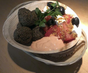 Pyszny, chrupiący i... idealny na lato. Zobacz, gdzie zjeść najlepszy falafel w Warszawie! [RANKING]