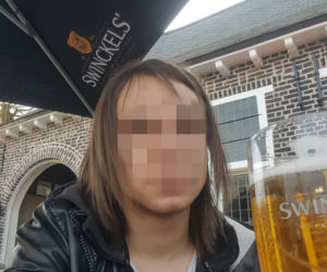 Ojciec i syn podźgali się nożem za politykę.