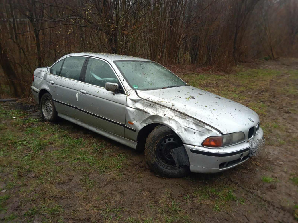 Janowice. Kierowca bmw przeszarżował na śliskiej drodze. Drzewa uratowały go przed katastrofą