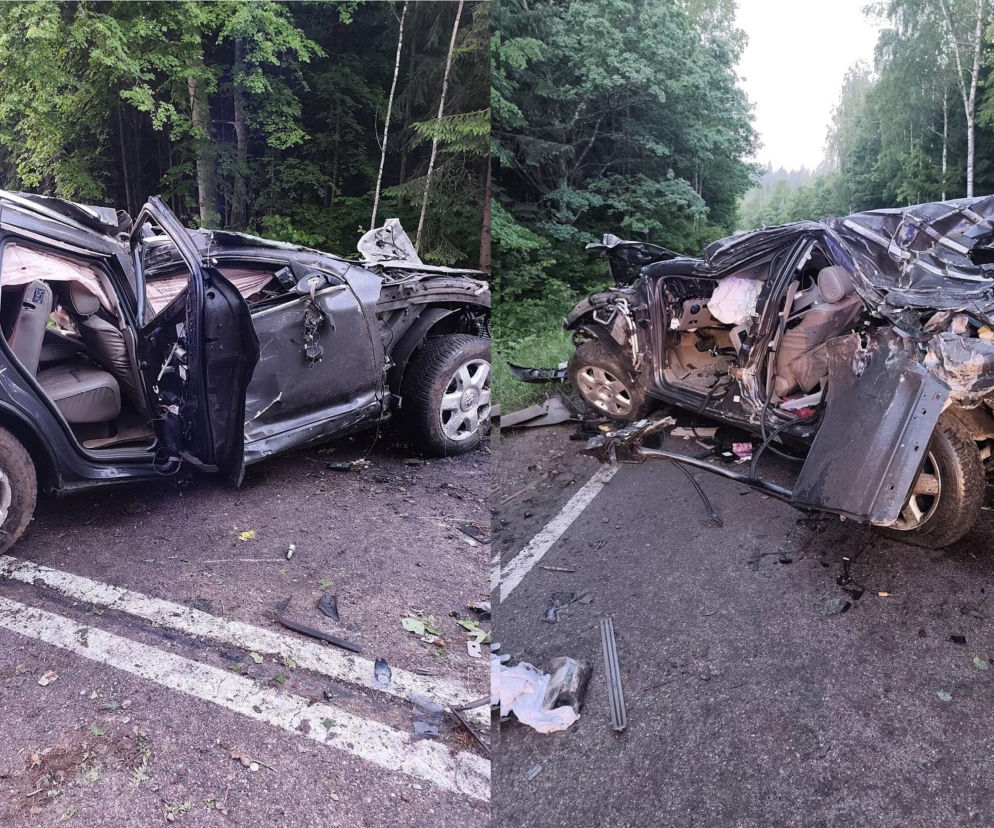 Uderzenie w drzewo na DK 16. Volkswagen doszczętnie zgnięciony