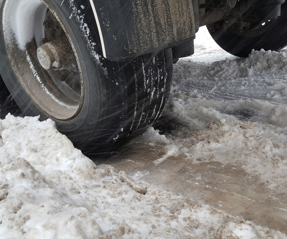 Fatalne warunki na drogach w Bydgoszczy i regionie! Śnieg z deszczem i oblodzenia