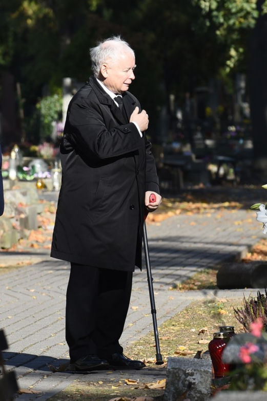 Limuzyną na grób matki. Jarosław Kaczyński 