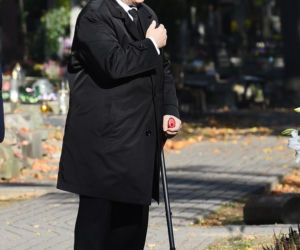 Limuzyną na grób matki. Jarosław Kaczyński 