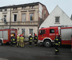Groźny pożar w kamienicy. Z ogniem walczyło 6 zastępów straży. EWAKUOWANO mieszkańców