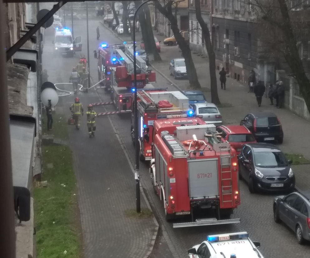 Groźny pożar kamienicy w Zabrzu. Ludzie chcieli skakać z okien. Pomoc przyszła na czas