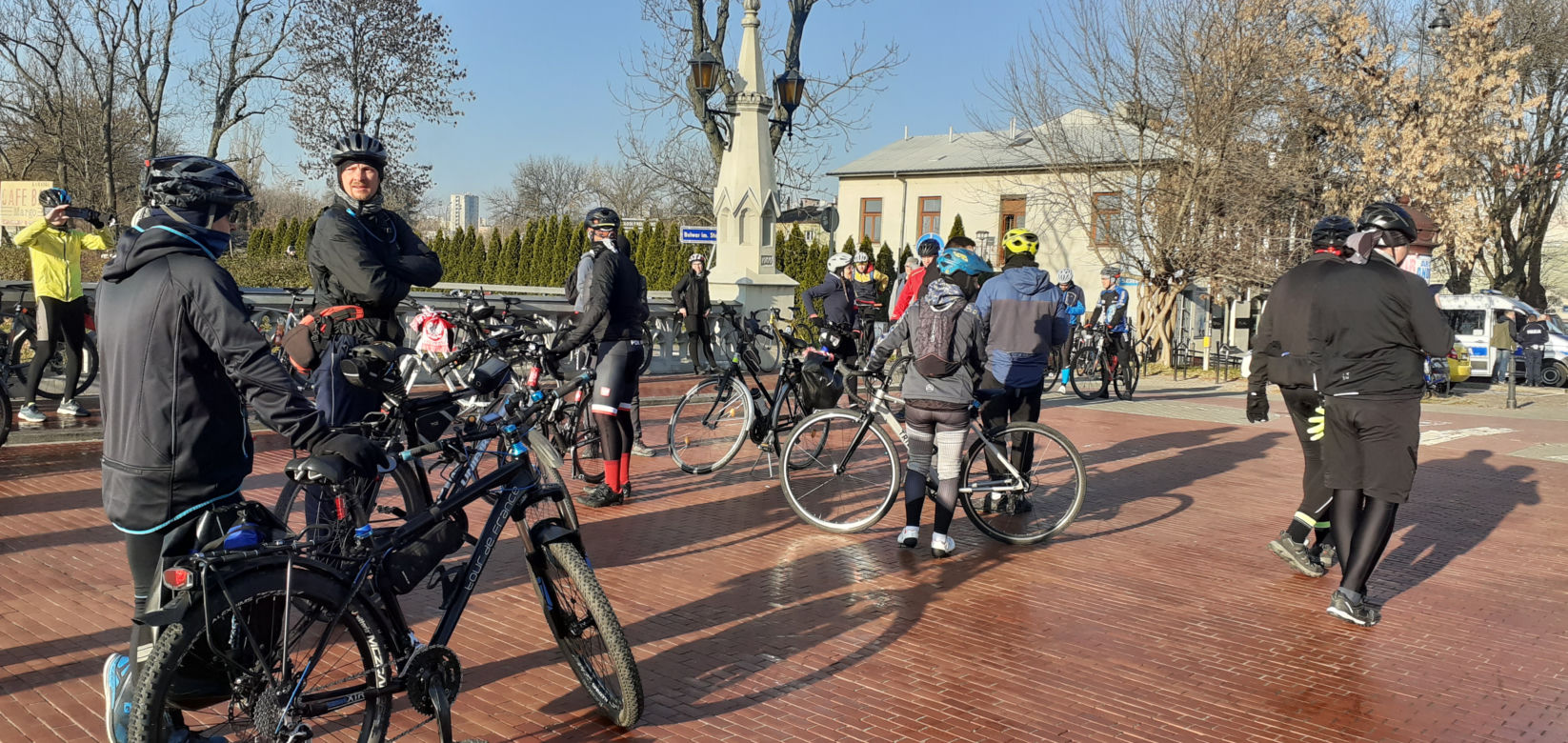 Lubelscy rowerzyści wyruszyli. Pokonają 103 kilometry w 103. rocznicę odzyskania niepodległości [GALERIA]