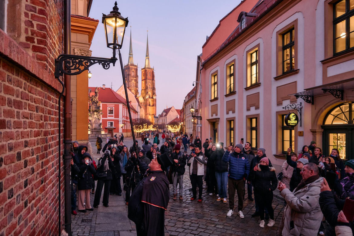 Wrocławski latarnik zapala 99 lamp gazowych
